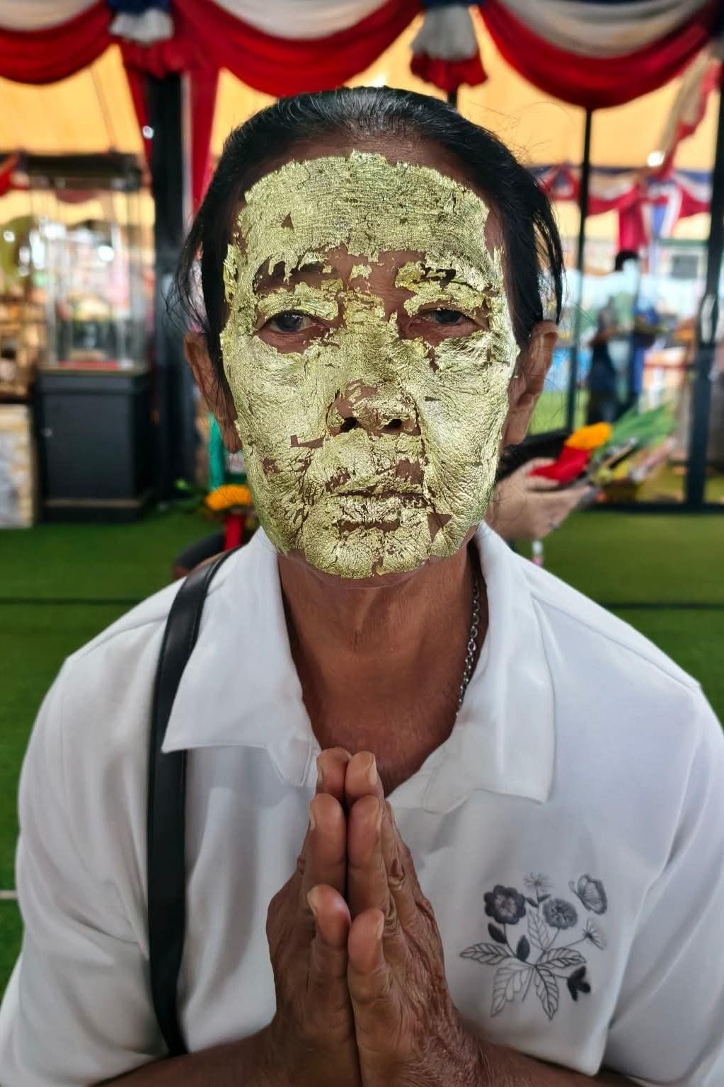 泰國寺廟「貼滿金箔求財」爆紅,傳5人中頭獎引熱話(網上圖片)