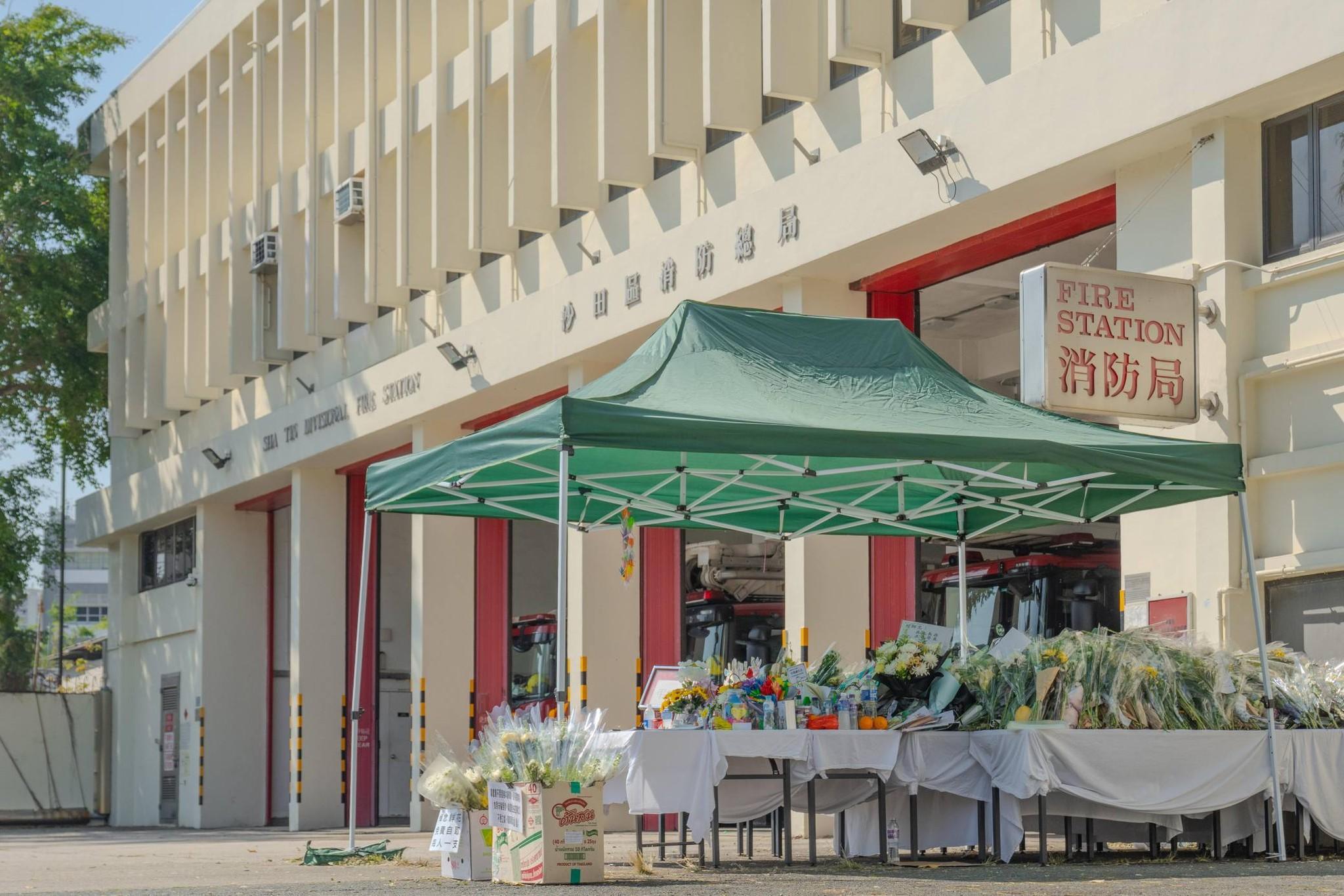 消防處感謝市民向英勇殉職消防員何偉豪致敬。(消防處FB)