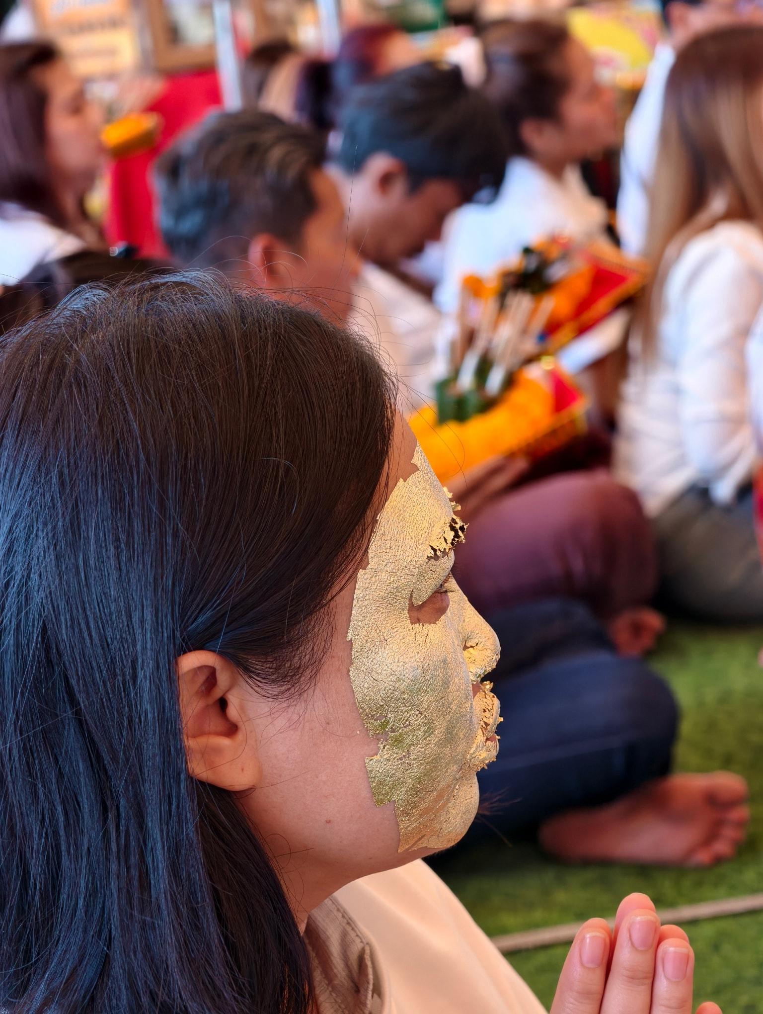 泰國寺廟「貼滿金箔求財」爆紅,傳5人中頭獎引熱話(網上圖片)