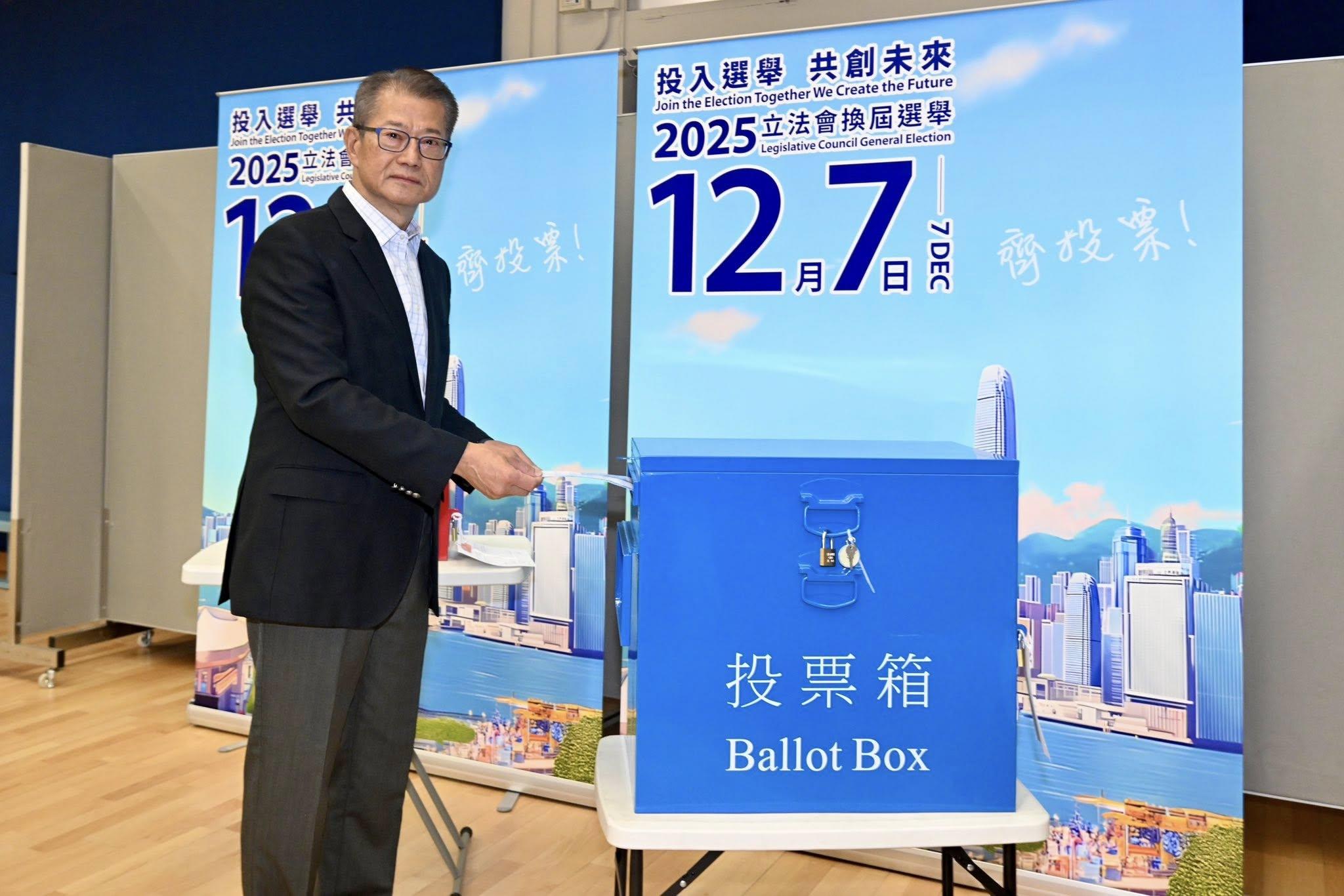 立法會選舉,陳茂波到票站投票。(陳茂波社交網站截圖)