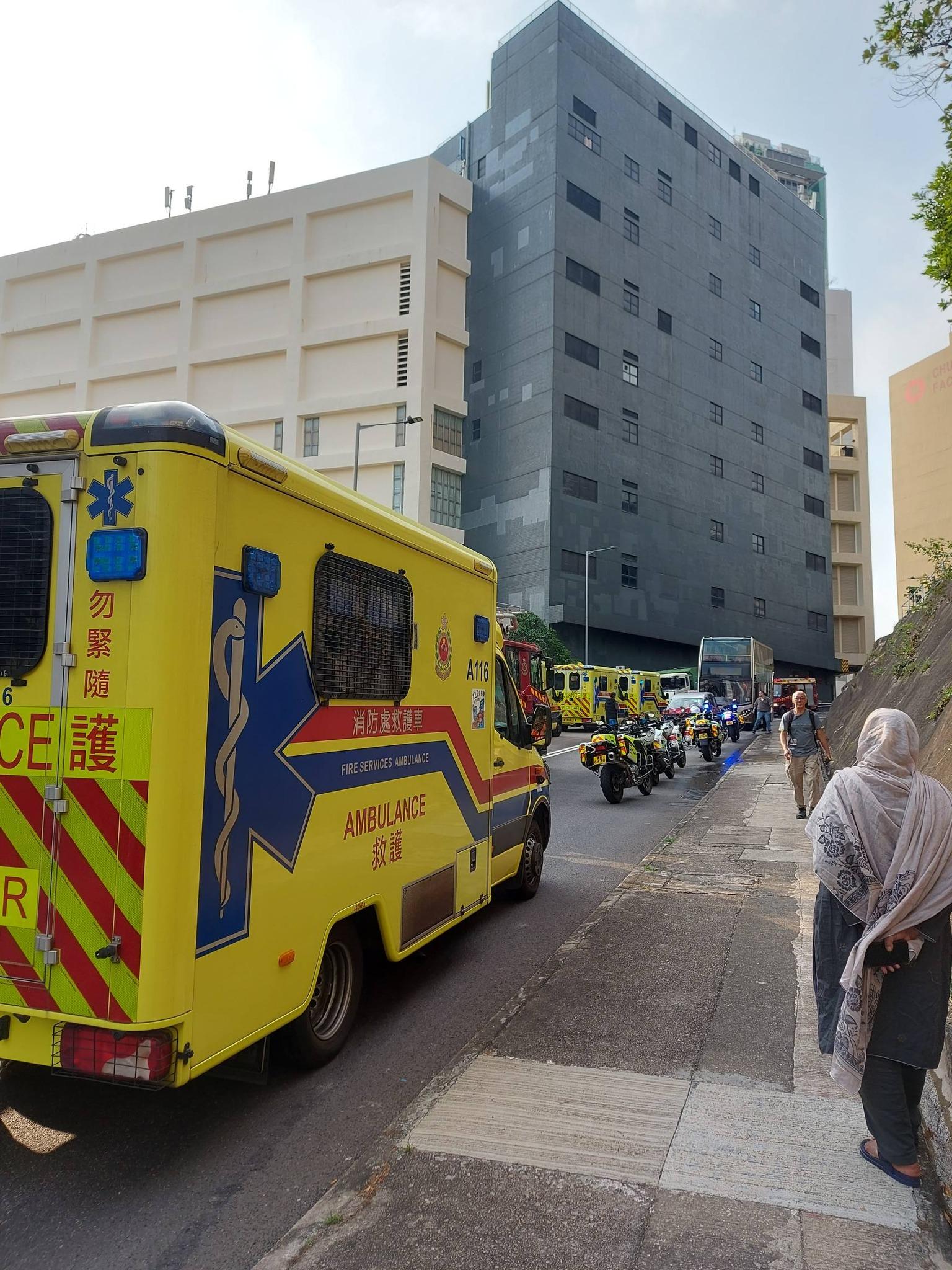 葵涌巴士的士與垃圾車相撞(FB葵盛社區事務關注組圖片)