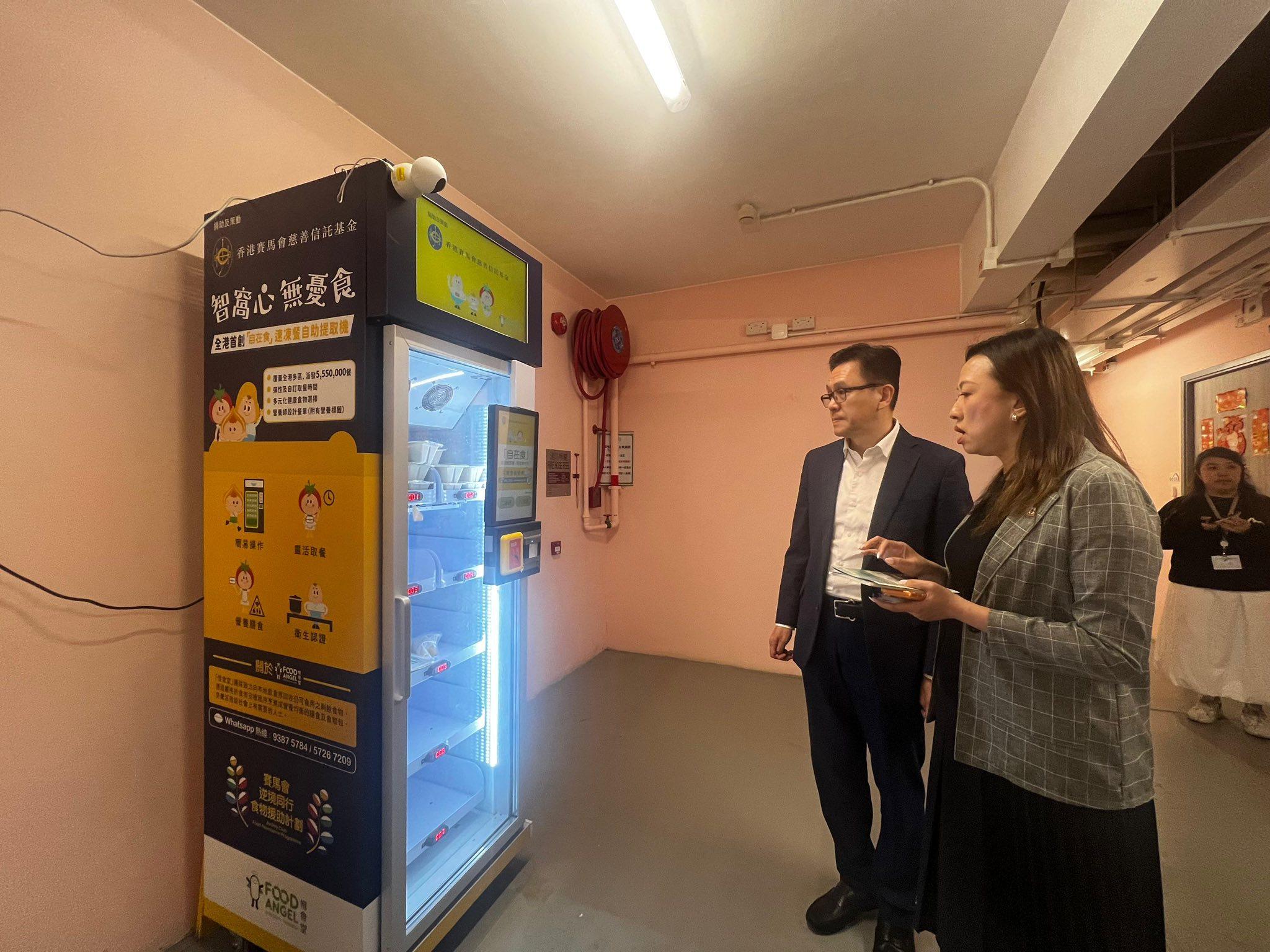 孫東到訪啟德過渡性房屋,了解救災物資捐獻平台運作。(創新科技及工業局Facebook)