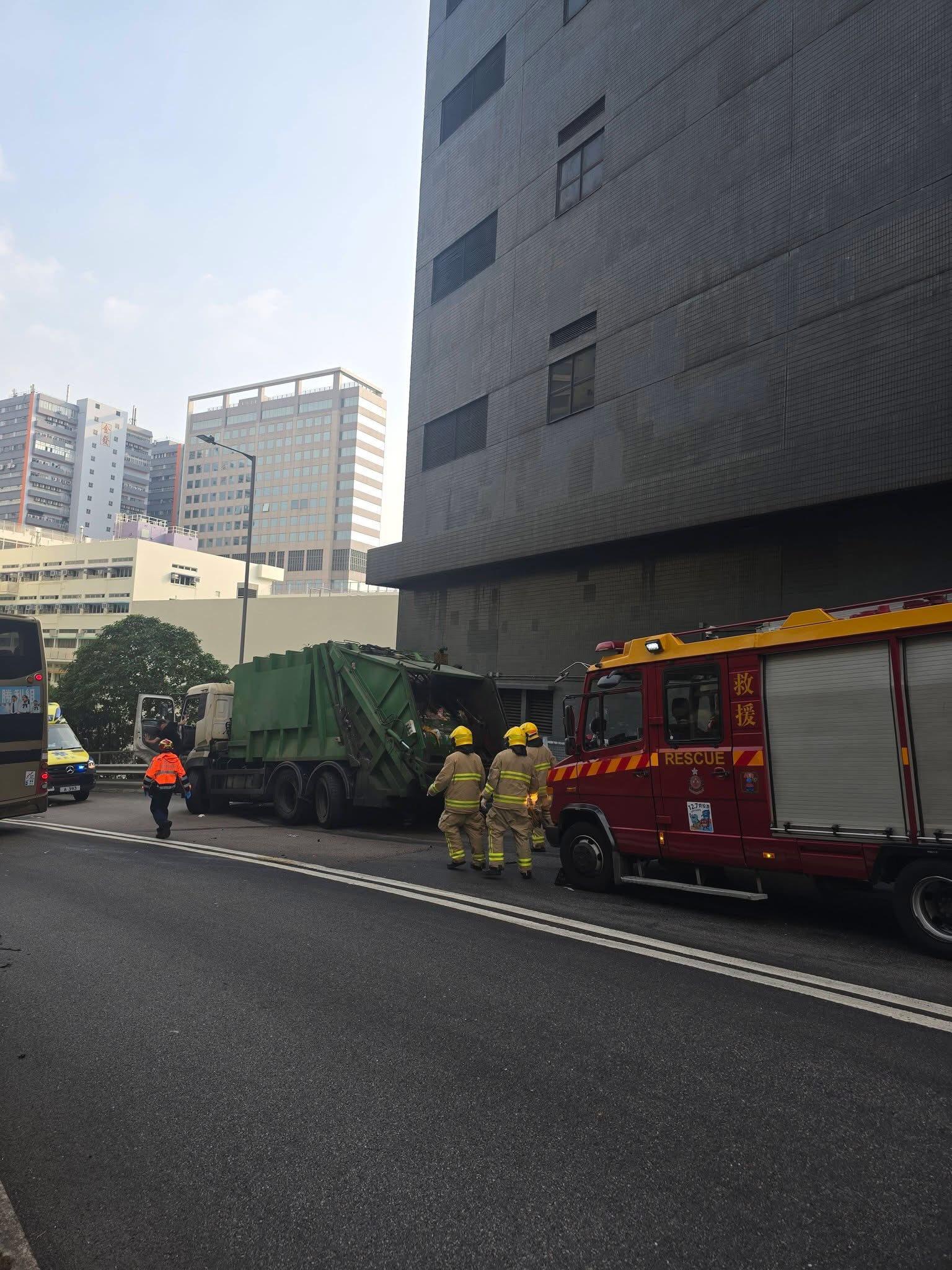 葵涌巴士的士與垃圾車相撞(FB車cam L香港群組圖片)