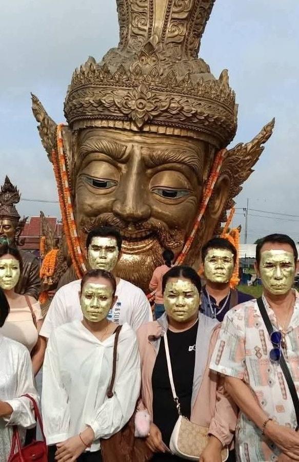 泰國寺廟「貼滿金箔求財」爆紅,傳5人中頭獎引熱話(網上圖片)