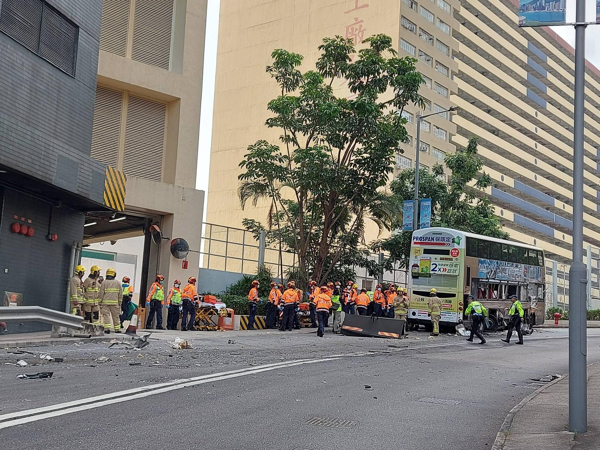 葵涌巴士的士與垃圾車相撞(FB葵盛社區事務關注組圖片)