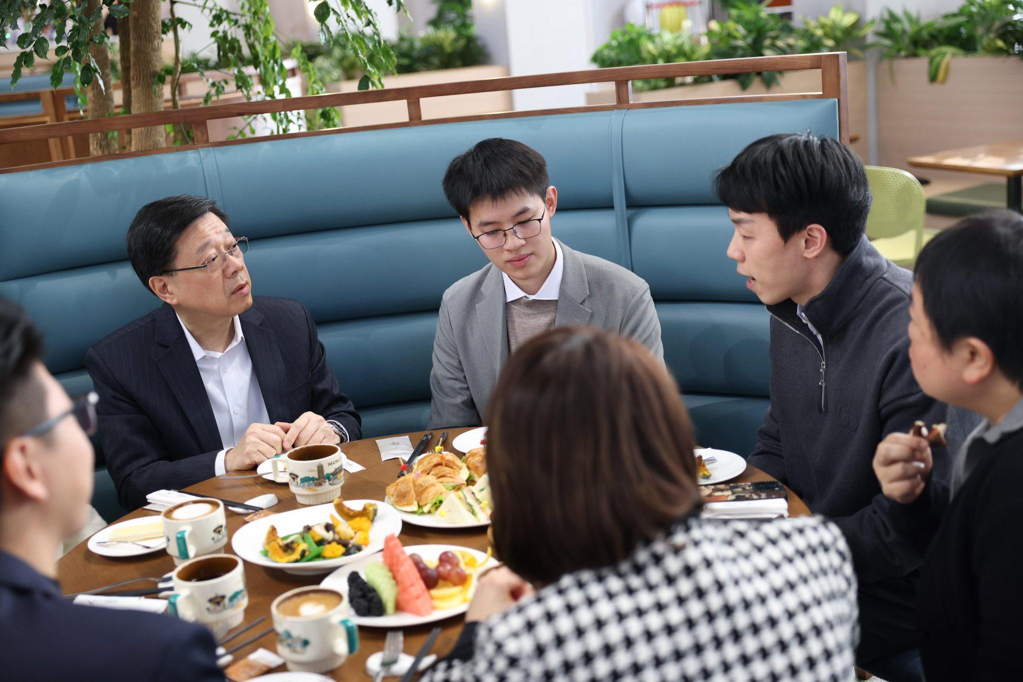 李家超今早離開北京前,與在當地讀書或工作的香港青年共晉早餐。(李家超社交網站圖片)