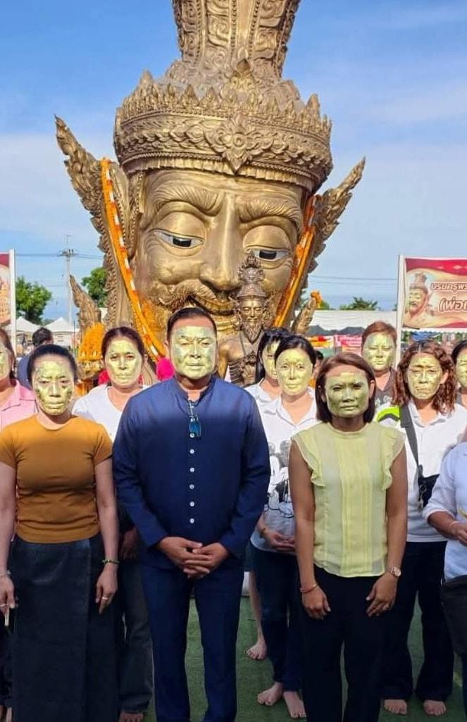 泰國寺廟「貼滿金箔求財」爆紅,傳5人中頭獎引熱話(網上圖片)