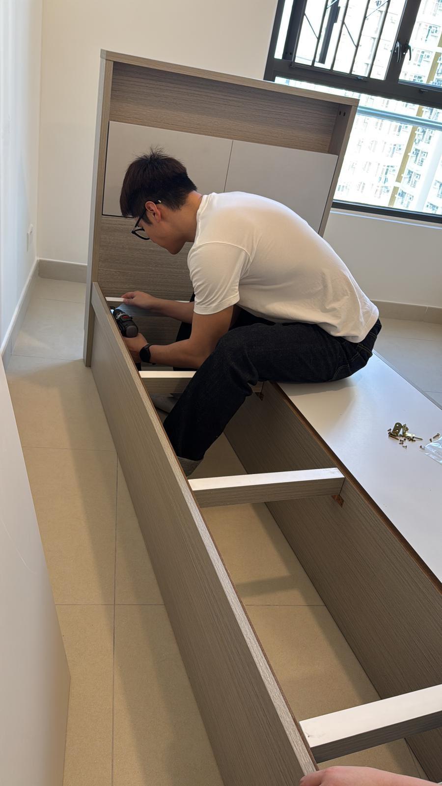 陳家樂去過渡性房屋幫受影響災民砌了好多張床。