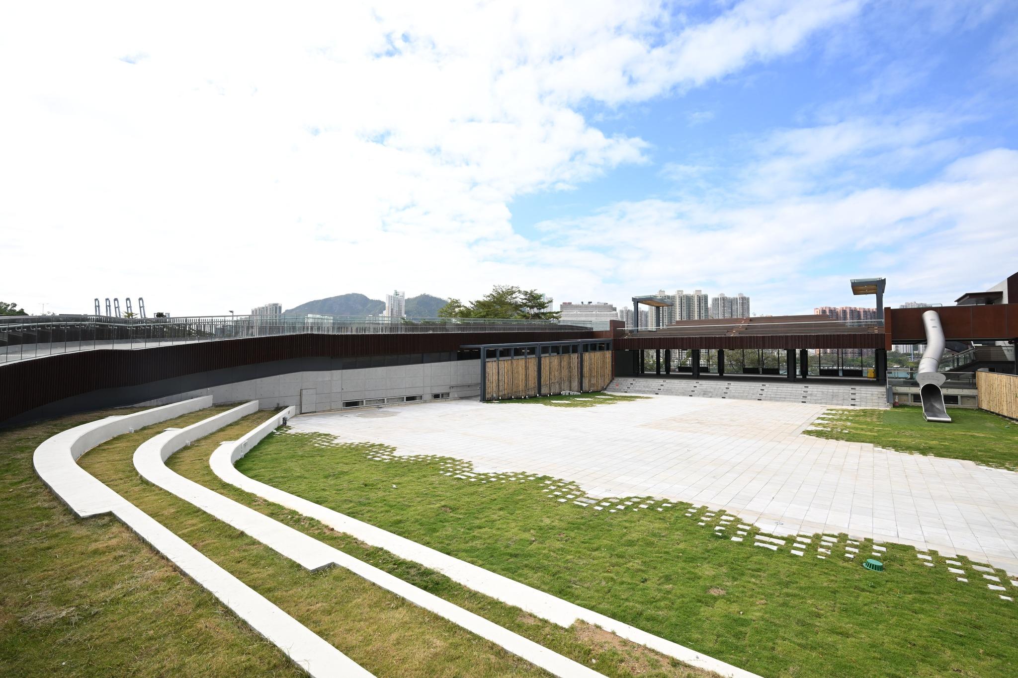 葵涌公園復修後第一期今重開,可覽藍巴勒海峽及青衣島東岸。(康文+++Facebook)