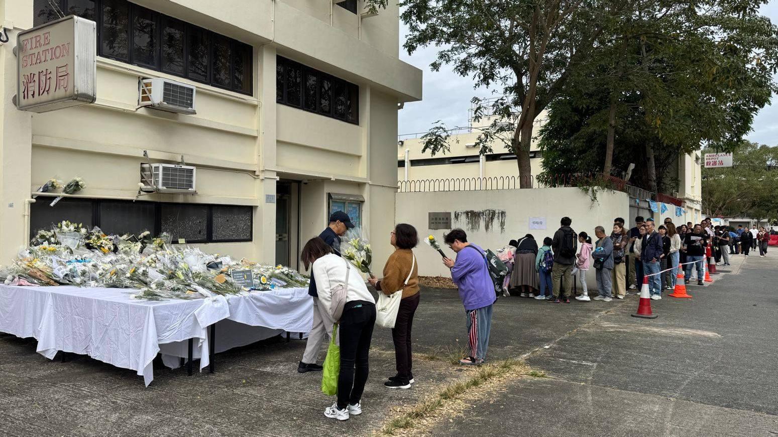 消防處感謝市民向英勇殉職消防員何偉豪致敬。(消防處FB)