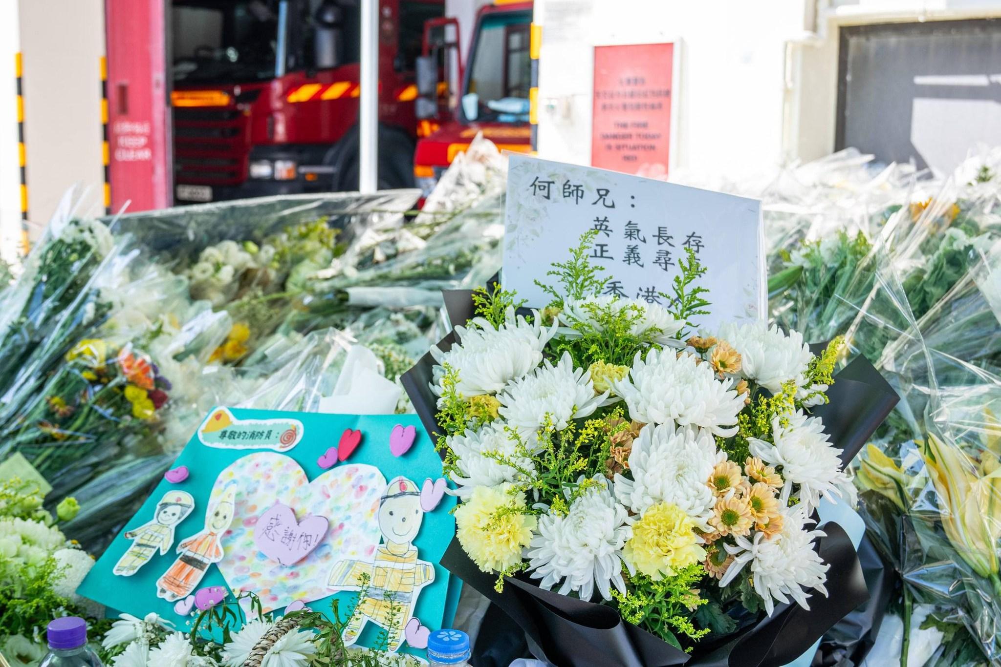 消防處感謝市民向英勇殉職消防員何偉豪致敬。(消防處FB)