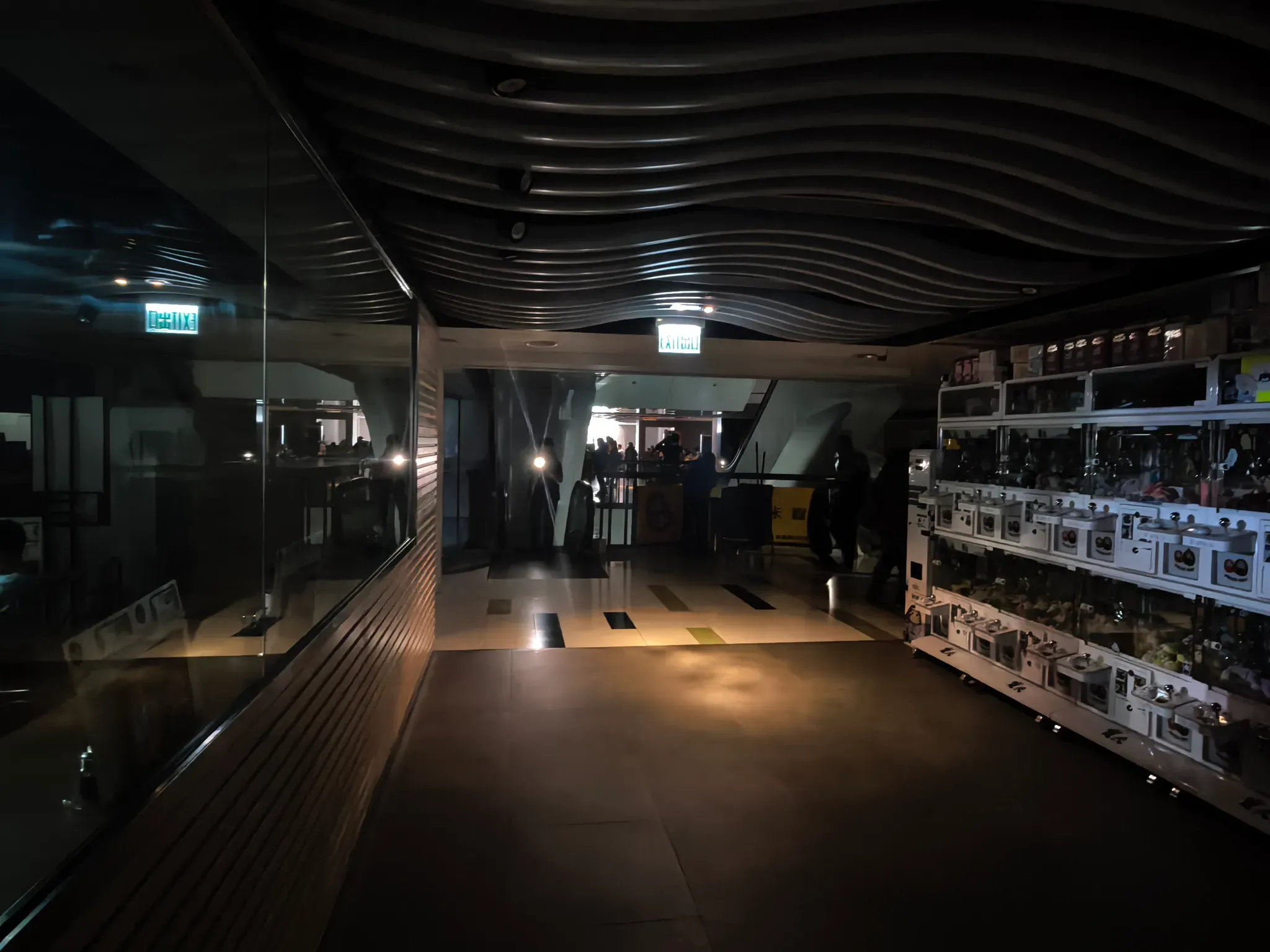 中電表示,位於九龍城區的1.1萬伏特供電系統昨日下午約4時13分發生故障,九龍城廣場一片漆黑(Threads圖片)