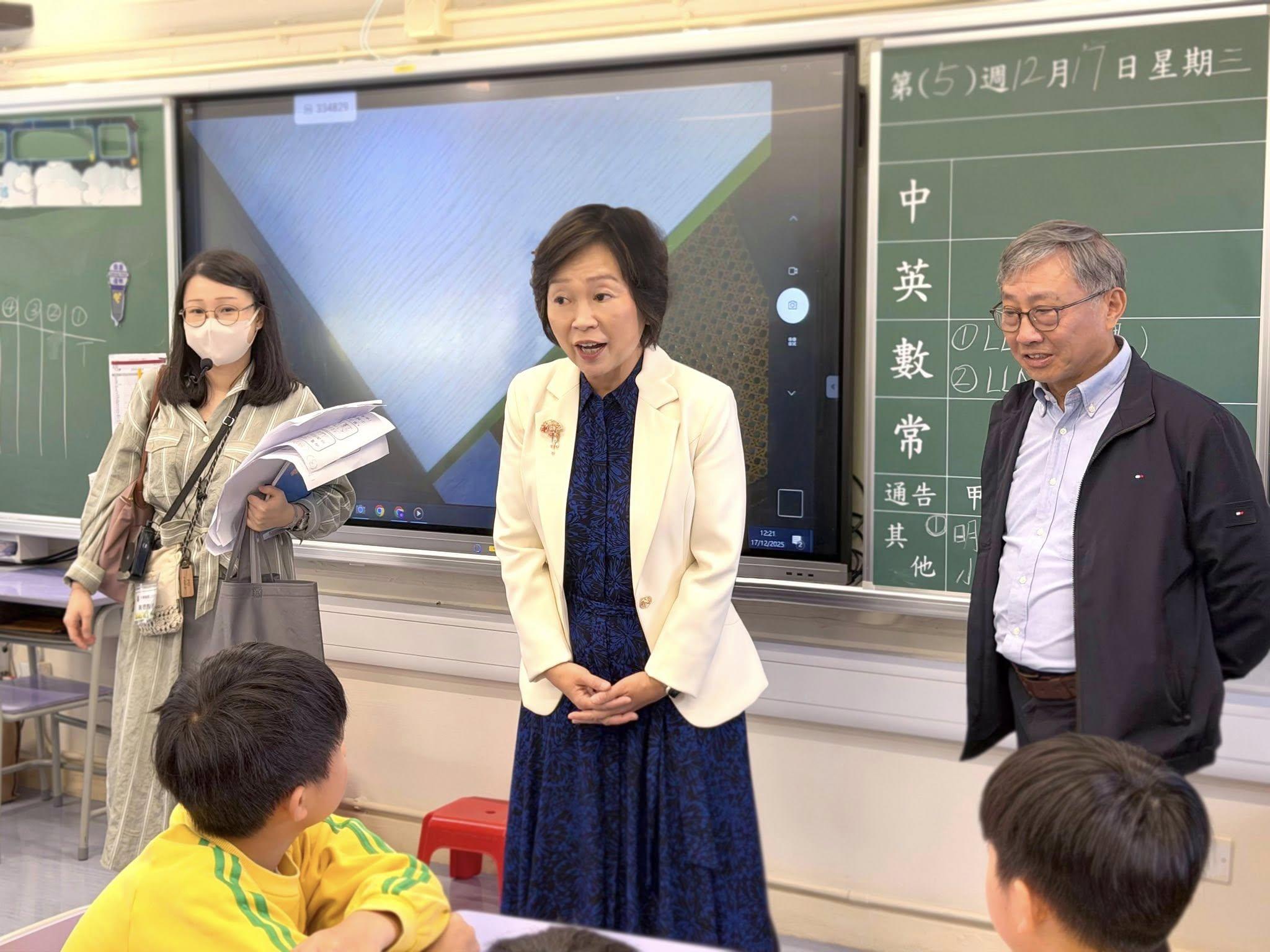 教育局局長蔡若蓮及副局長施俊輝探望大埔浸信會公立學校師生,了解借用校舍情況及與學生交流(大埔浸信會公立學校FB)