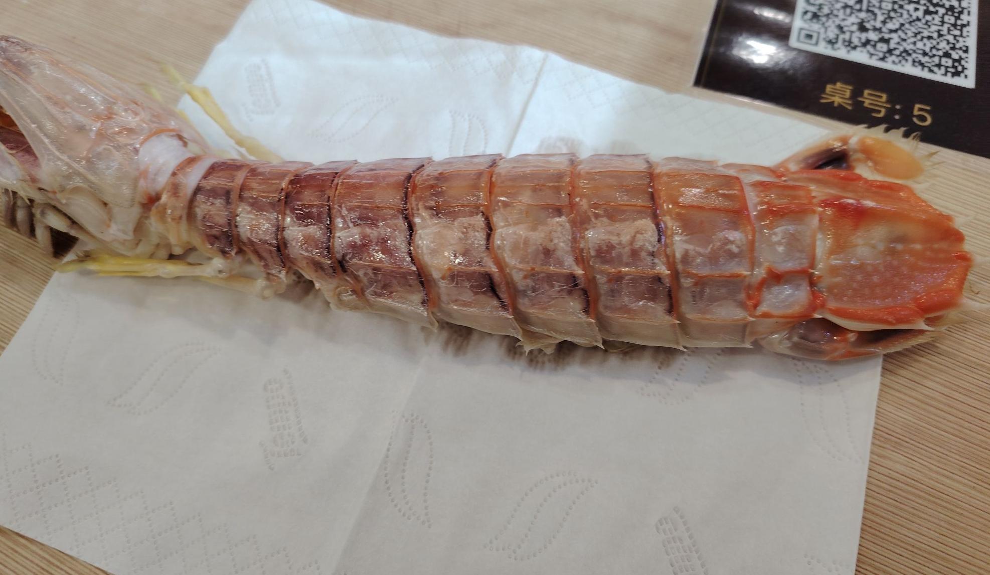 有食客到觀塘一間食店用膳,叫了一碟40元的鹹魚雞粒炒飯,上桌後獲「加餸」(facebook群組「香港茶餐廳及美食關注組」)