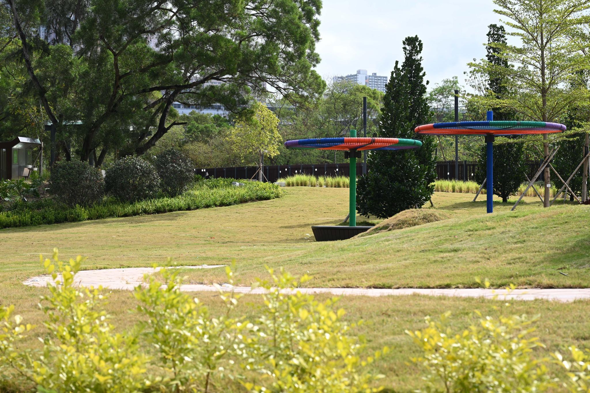 葵涌公園復修後第一期今重開,可覽藍巴勒海峽及青衣島東岸。(康文+++Facebook)