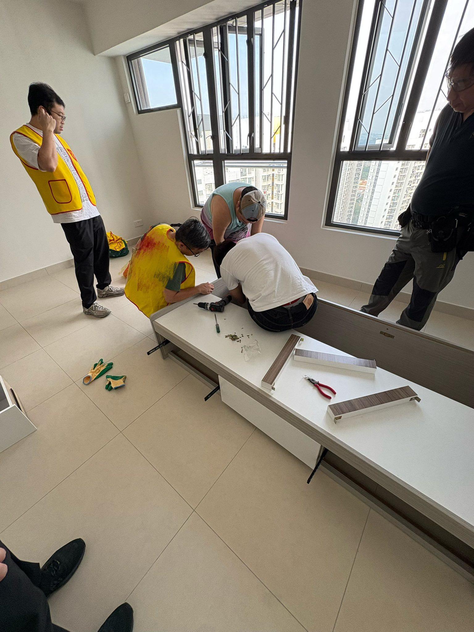 陳家樂去過渡性房屋幫受影響災民砌了好多張床。