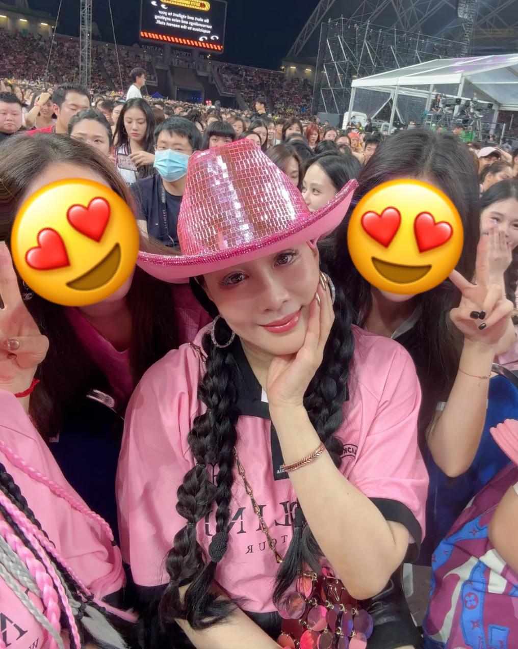 心情極好的鍾麗緹親民答應粉絲合照的要求。