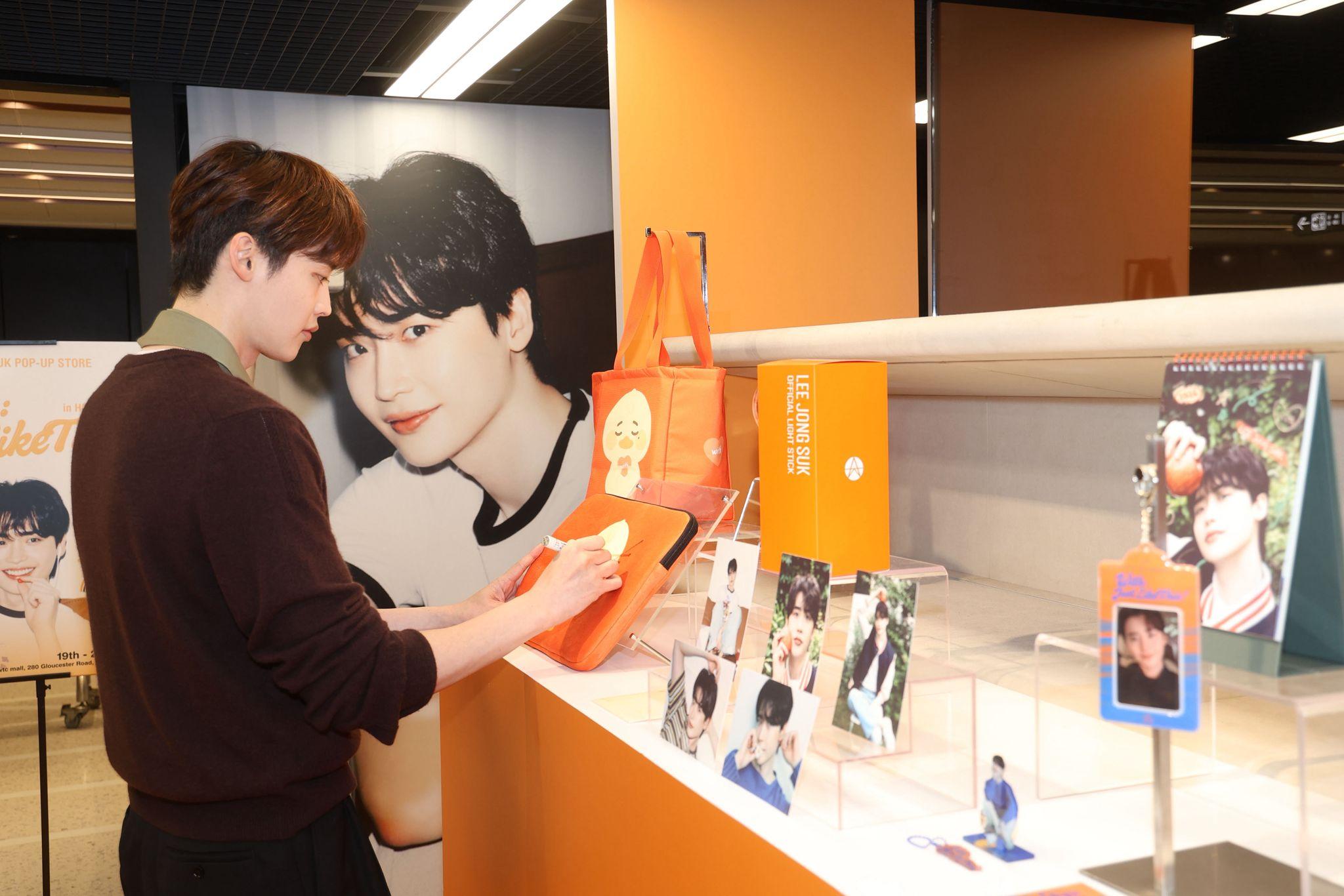 李鍾碩親臨銅鑼灣的Pop Up Store,為周邊產品簽名,留下溫暖的祝福語。