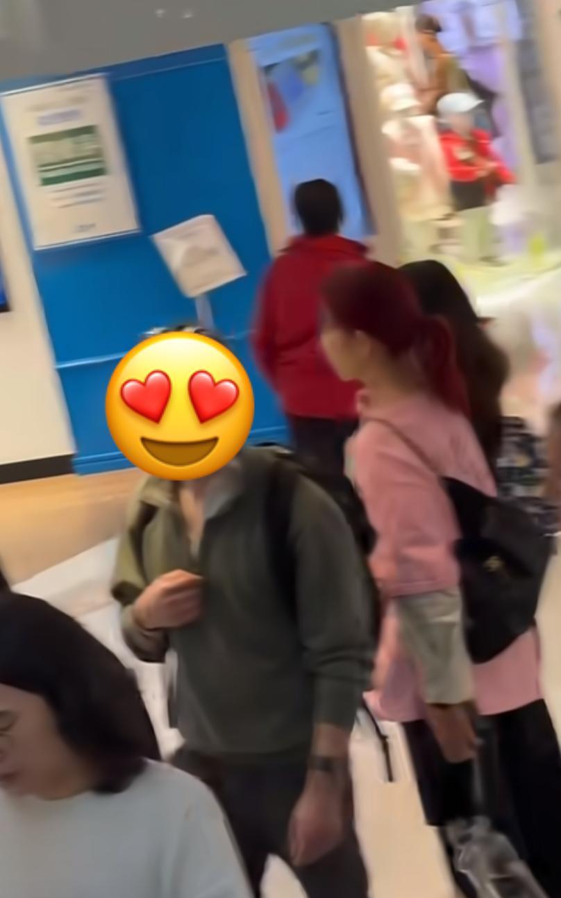 最近有網民在小紅書分享日前於香港商場巧遇Ada與友人一起行街。