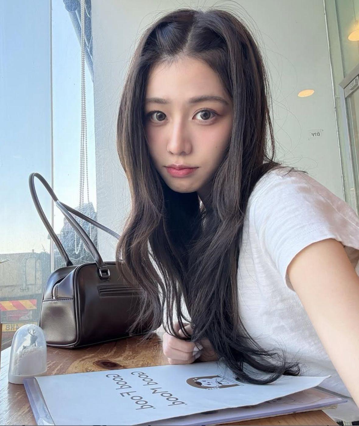 莊子璇似乎是開啟相機美肌的功能,眼睛變大。