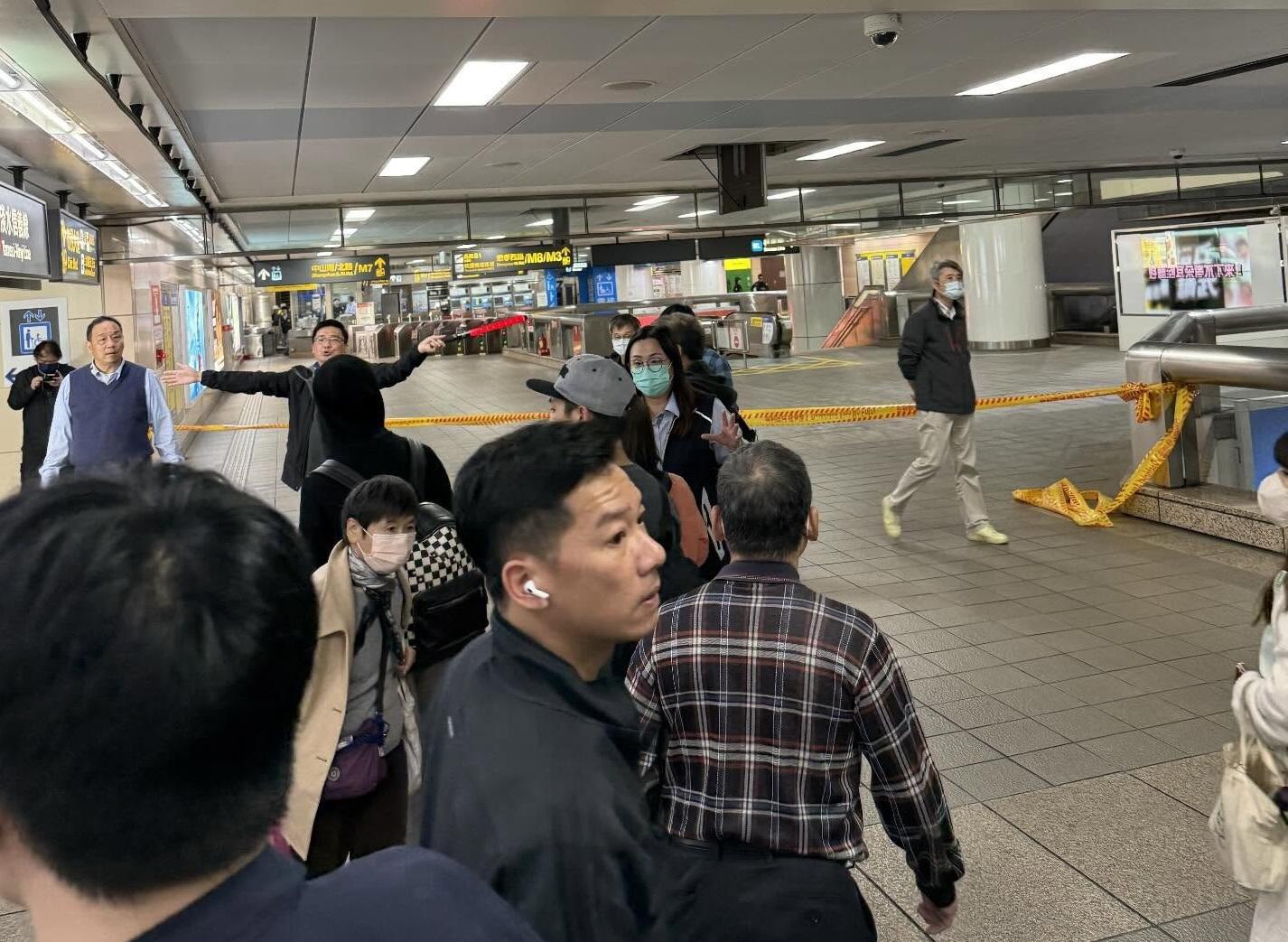 車站職員封鎖現場。(網上圖片)