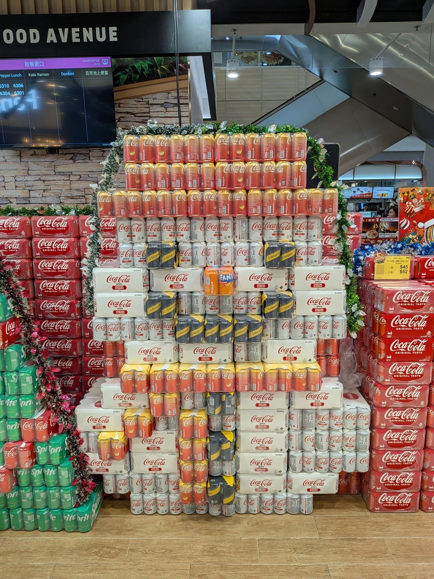 連鎖超市AEON荃灣有員工「大展身手」,以罐裝飲品砌出「微笑雪人」及聖誕樹,創意設計引發社交平台熱議,AEON官方社交平台並轉載照片。(Threads)