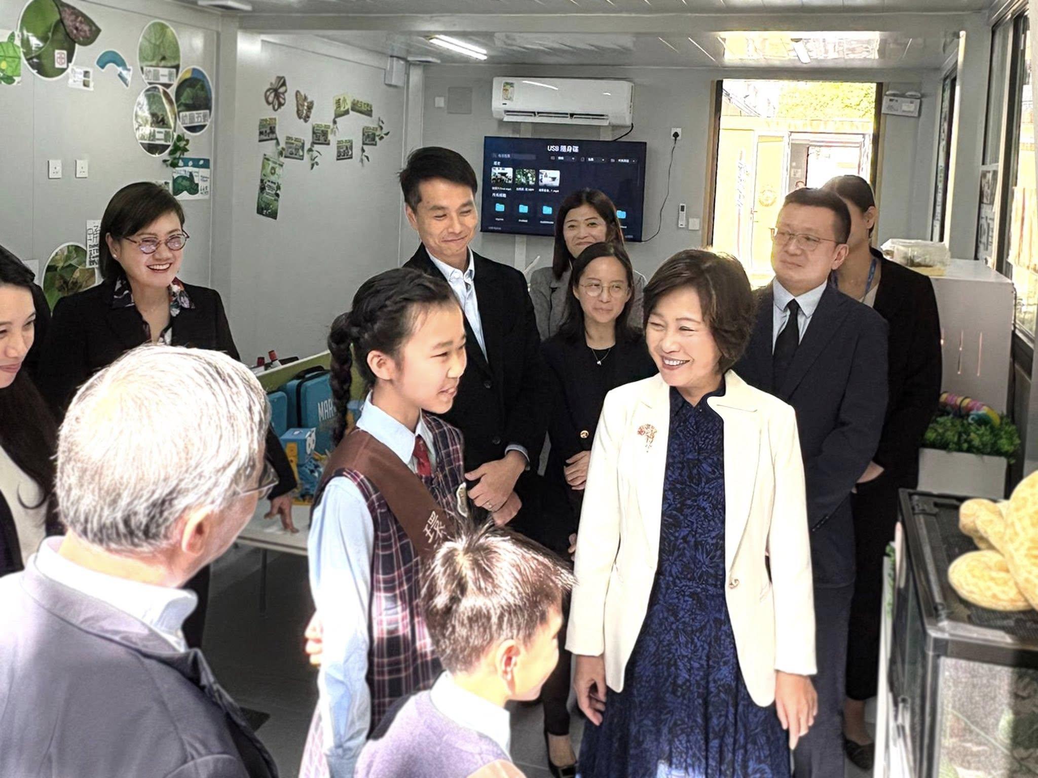 教育局局長蔡若蓮及副局長施俊輝探望大埔浸信會公立學校師生,了解借用校舍情況及與學生交流(大埔浸信會公立學校FB)