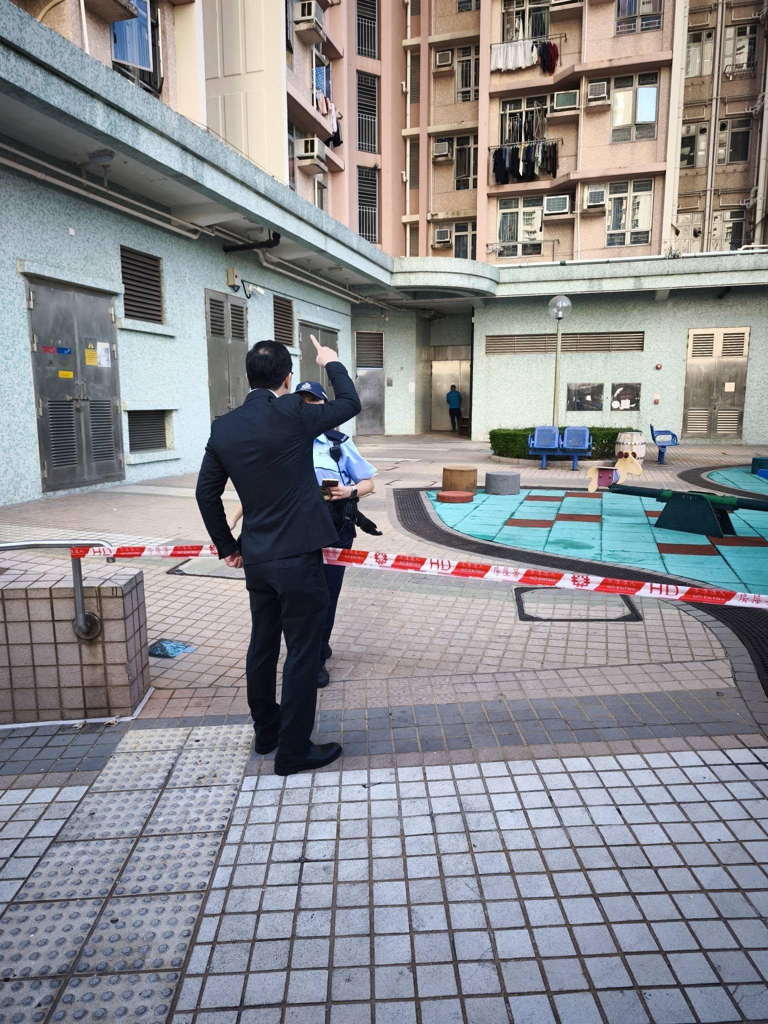 鯉魚門邨發生天降鈔票案。(fb「張琪騰」圖片)