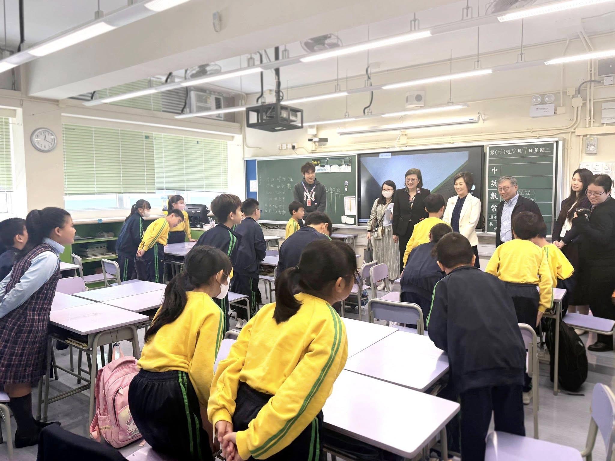 教育局局長蔡若蓮及副局長施俊輝探望大埔浸信會公立學校師生,了解借用校舍情況及與學生交流(大埔浸信會公立學校FB)