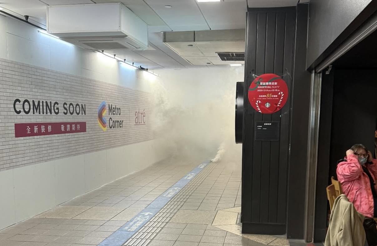 台北車站出現濃煙。(網上圖片)