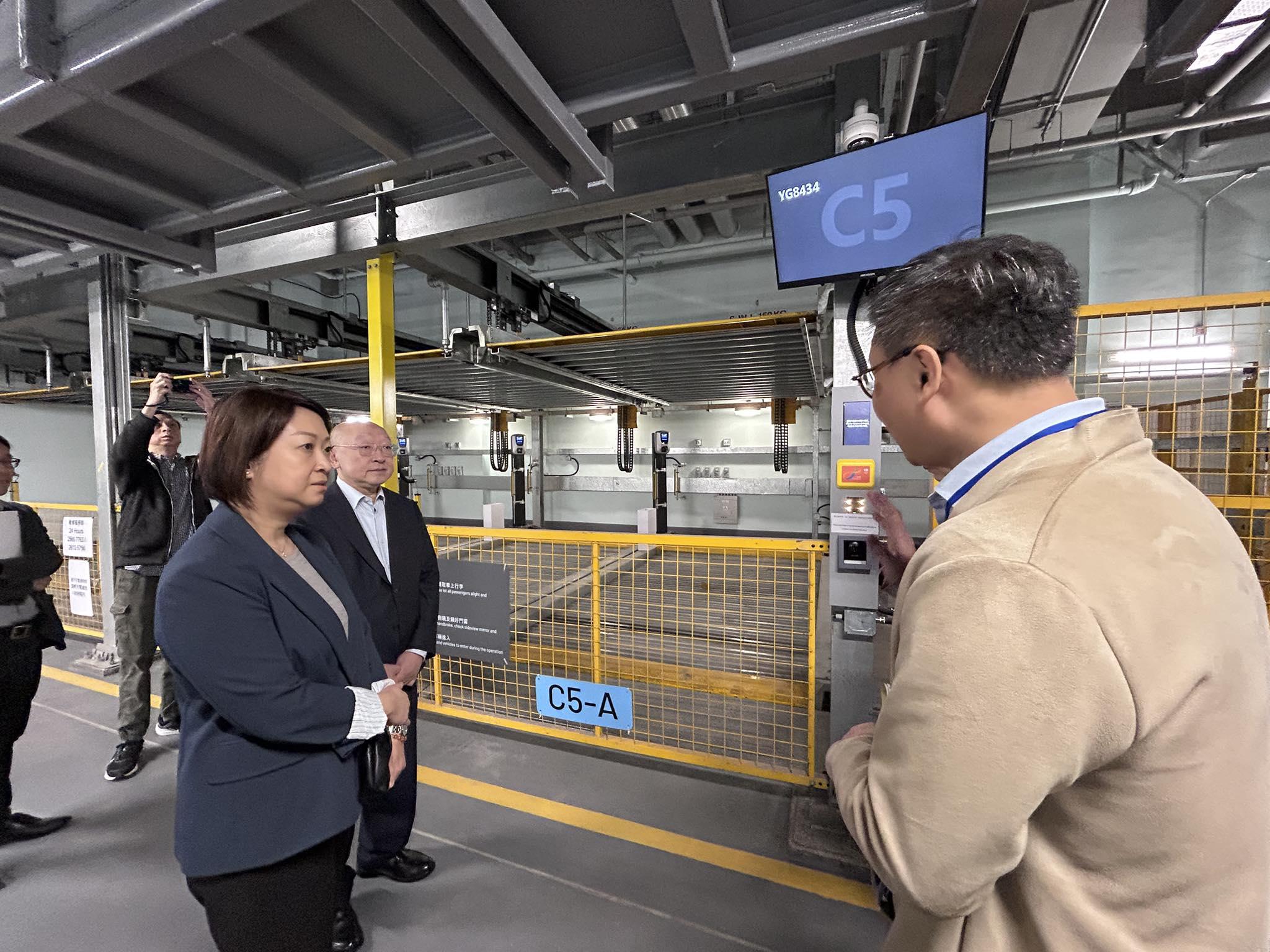 將軍澳政府合署的公眾停車場以拼圖型系統通過載車板垂直升降、左右橫移以移動車輛存取,善用科技提升泊車密度。(運輸署FB)