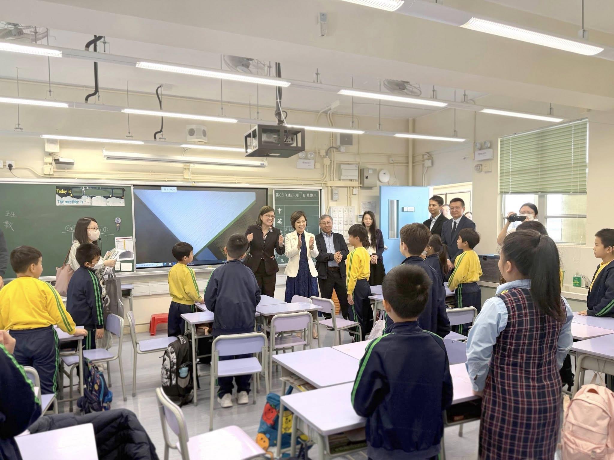 教育局局長蔡若蓮及副局長施俊輝探望大埔浸信會公立學校師生,了解借用校舍情況及與學生交流(大埔浸信會公立學校FB)