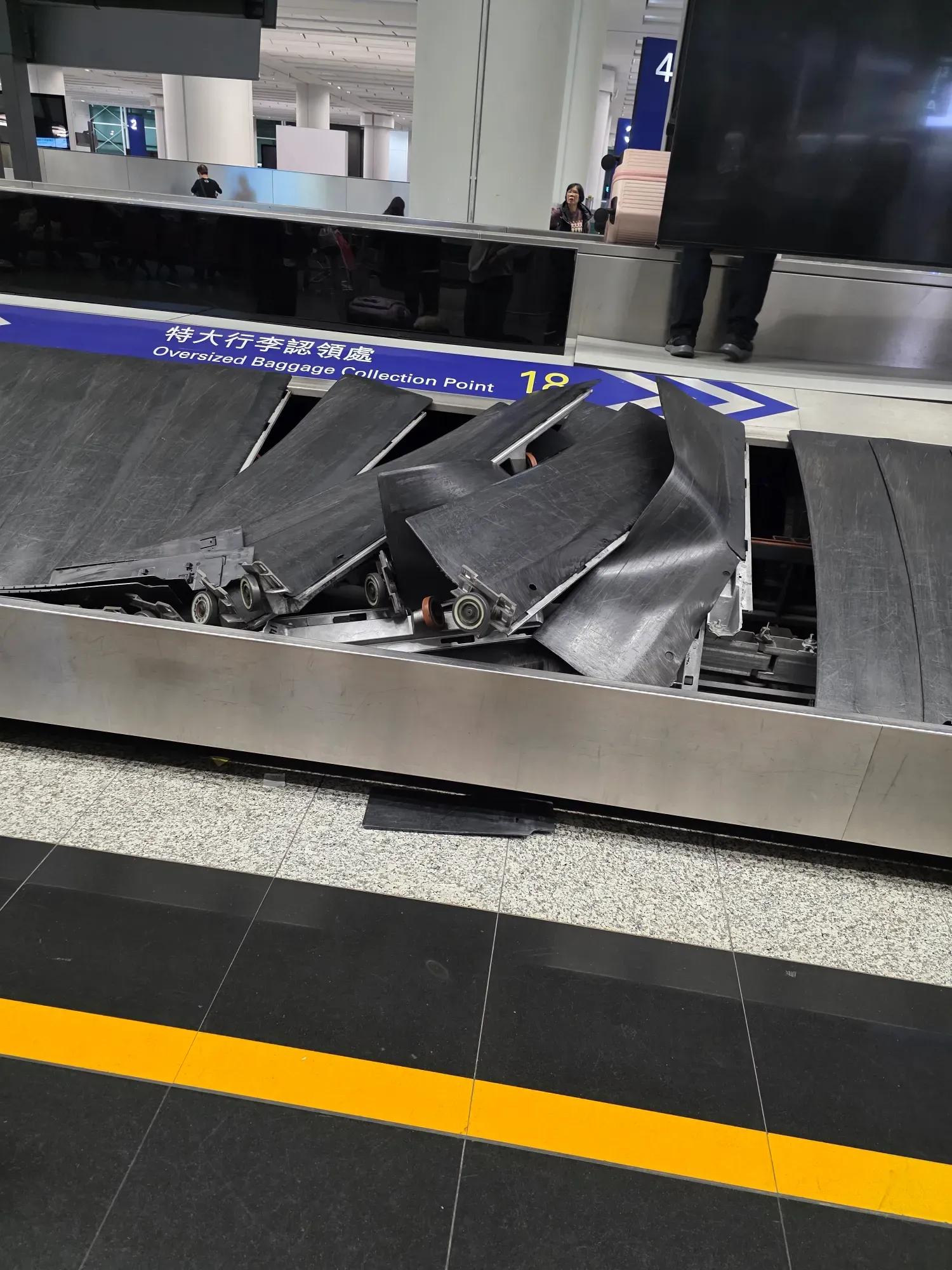 香港國際機場抵港層其中一條行李輸送帶在運作期間突然「爆開」,輸送帶多塊金屬板移位變形「炒起」分離,零件滑輪外露(Threads)