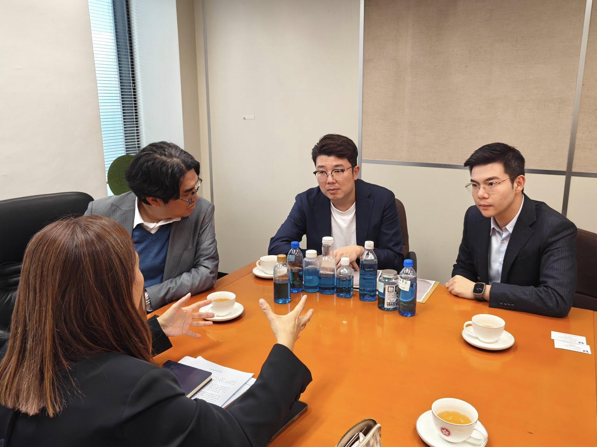 候任新界北立法會議員譚鎮國引述北區居民反映指,用於沖廁的再造水過於深色,令有健康需要的居民難以觀察大小便顏色,故與現任議員劉國勳早前約見與水務署署長黃恩諾,反映居民意見同時探討解決方案。(譚鎮國fb)