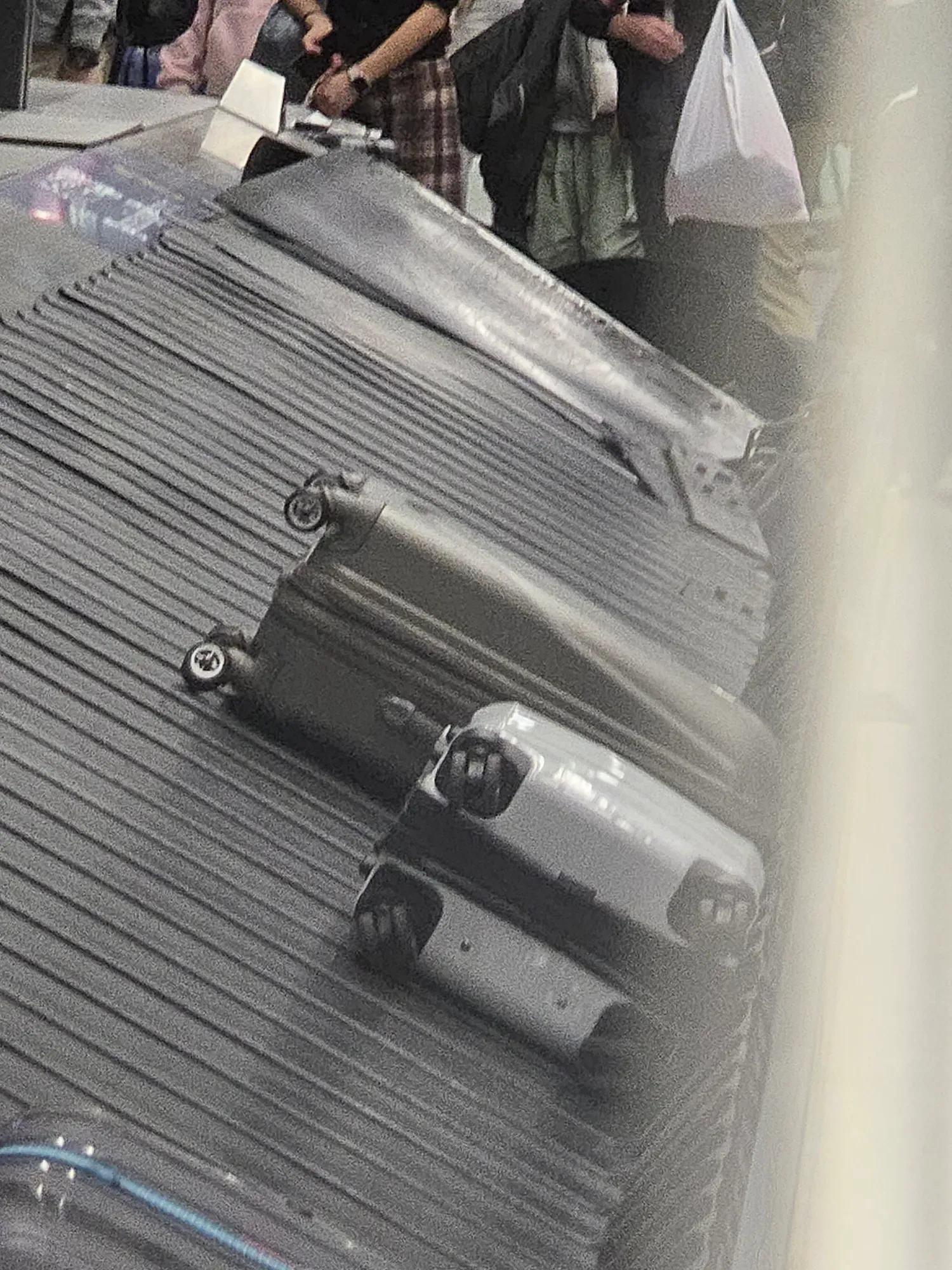 香港國際機場抵港層其中一條行李輸送帶在運作期間突然「爆開」,輸送帶多塊金屬板移位變形「炒起」分離,零件滑輪外露(Threads)