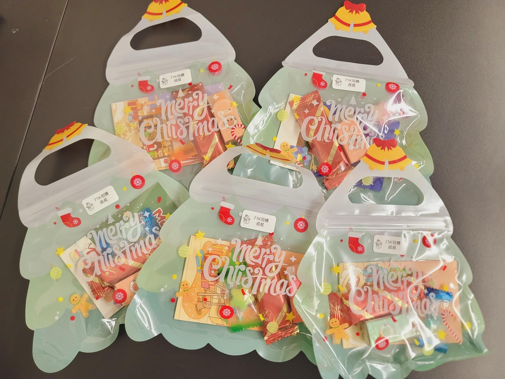 大埔一名九巴車長發文稱欲尋找數名往常乘搭其71K路線的幼稚園生,指他們自宏福苑大火後「你哋就冇再搭過我車」,雖然知道他們平安,但希望送上聖誕小禮物(facebook群組「大埔 TAI PO」)