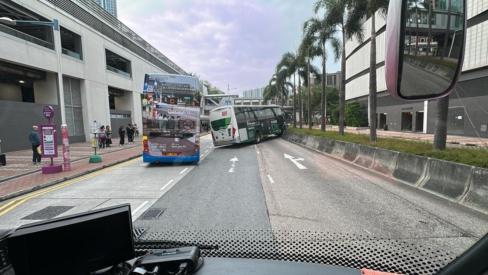 荃灣發生連環串燒車禍。(fb「車cam L(香港群組)」圖片)