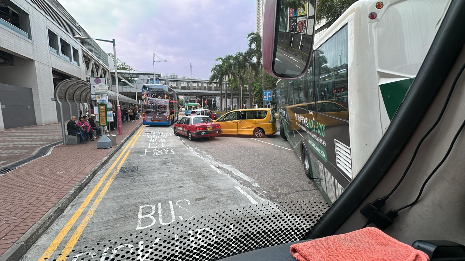 荃灣發生連環串燒車禍。(fb「車cam L(香港群組)」圖片)
