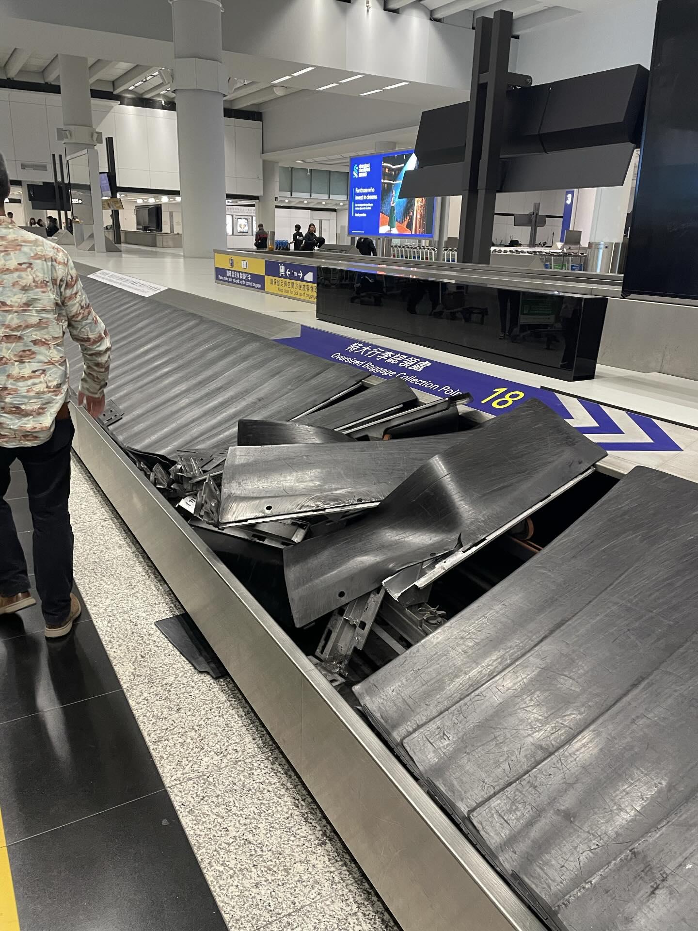 香港國際機場抵港層其中一條行李輸送帶在運作期間突然「爆開」,輸送帶多塊金屬板移位變形「炒起」分離,零件滑輪外露(Threads)