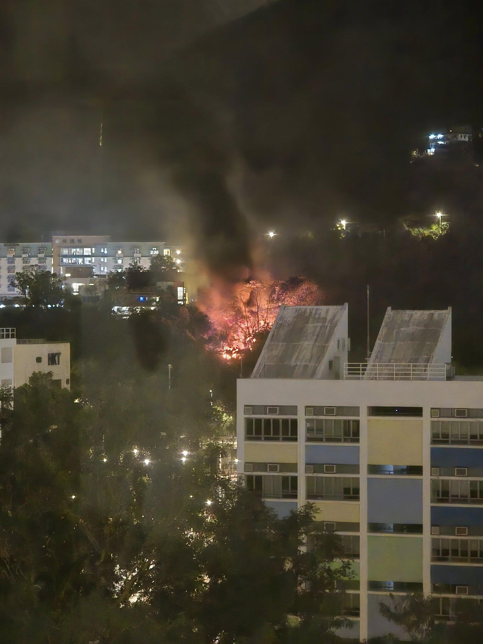 將軍澳發生縱火燒車案,多名市民報案,指靈實醫院旁的寶琳南路附近一條掘頭路有濃煙冒出並傳出巨響,火勢猛烈。(網上影片)
