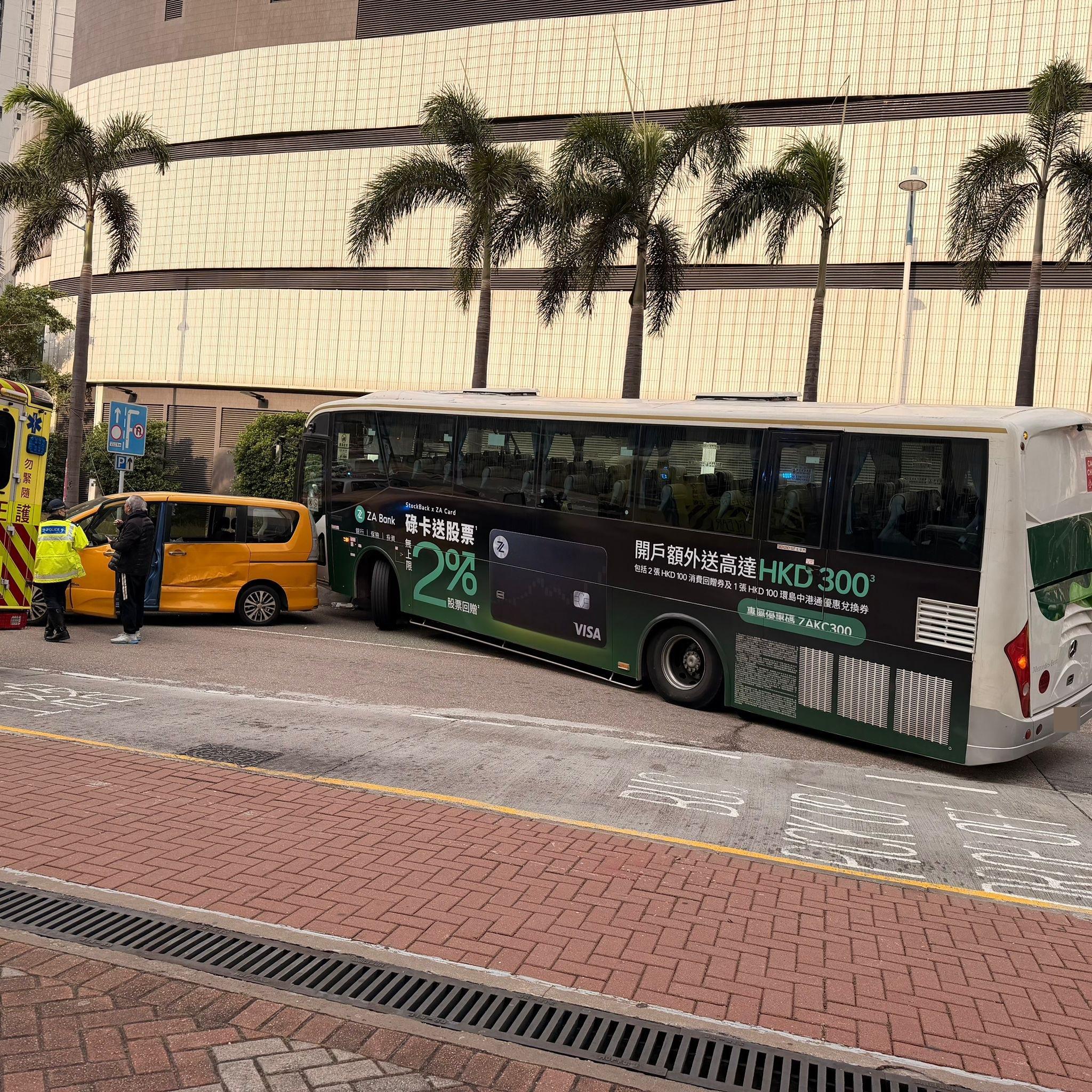 荃灣發生連環串燒車禍。(fb「車cam L(香港群組)」圖片)