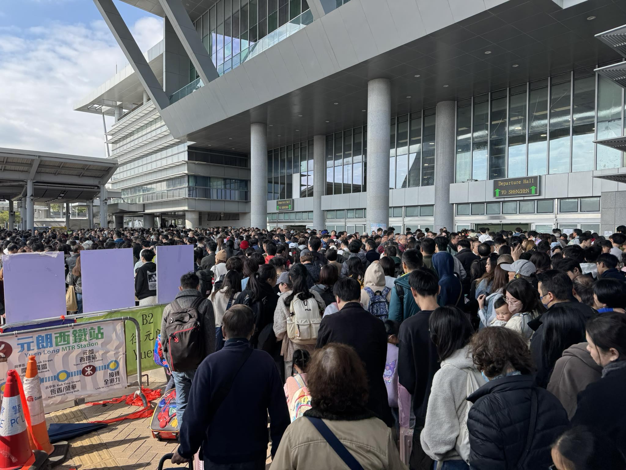 聖誕節長假期展開,入境處表示,截至晚上9時,共有109萬8千多人次經各管制站出入境,其中75萬1千多人次出境、34萬7千多人次入境。 (網上圖片)