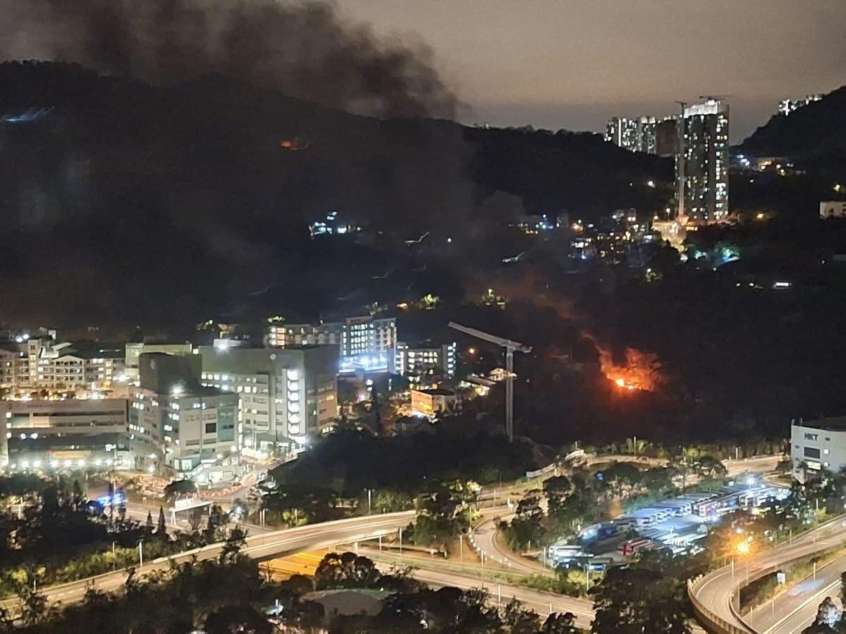 將軍澳發生縱火燒車案,多名市民報案,指靈實醫院旁的寶琳南路附近一條掘頭路有濃煙冒出並傳出巨響,火勢猛烈。(網上影片)