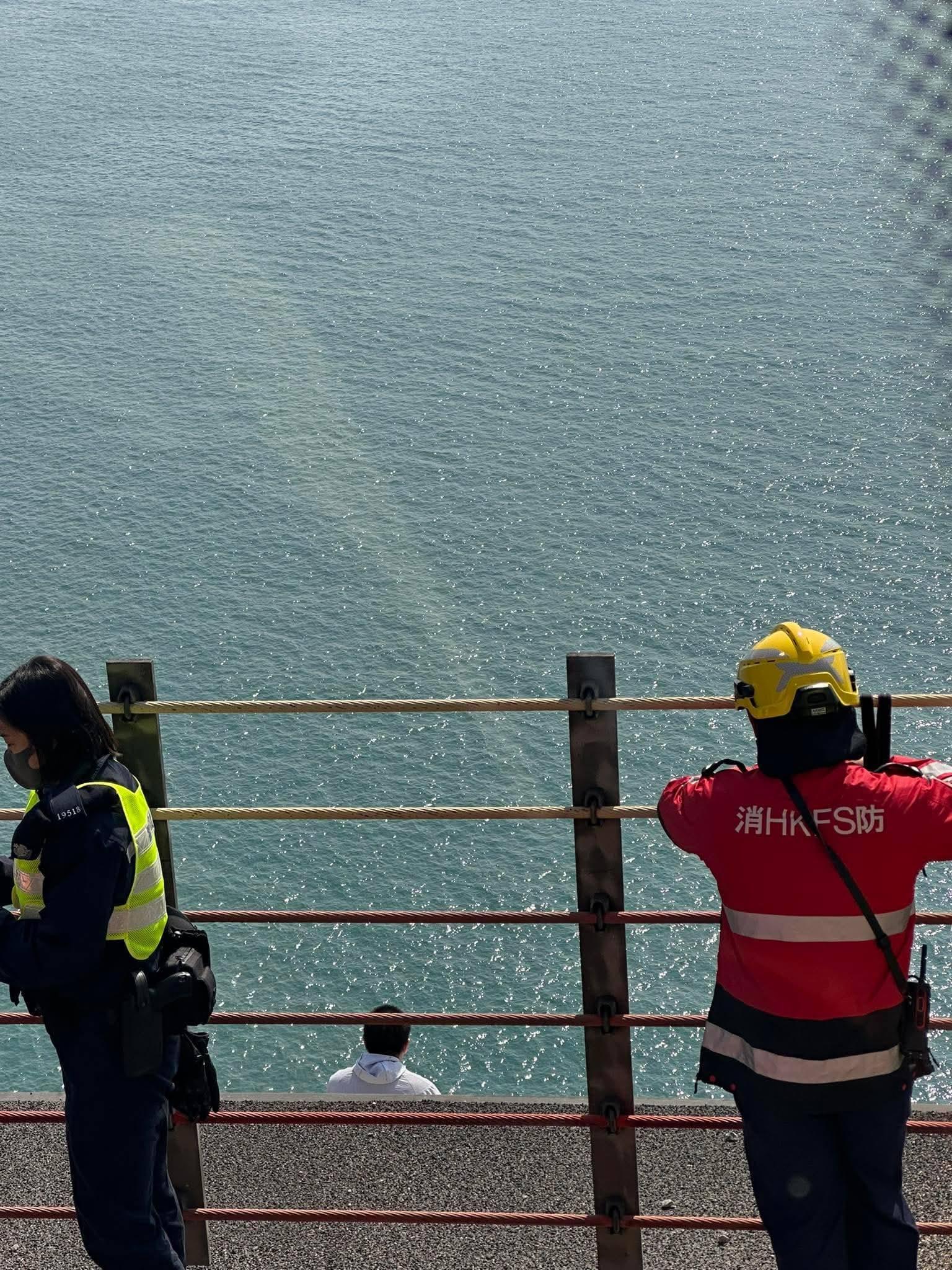 男子青馬大橋危站後跳橋(FB 24小時各區交通消息資訊台圖片)