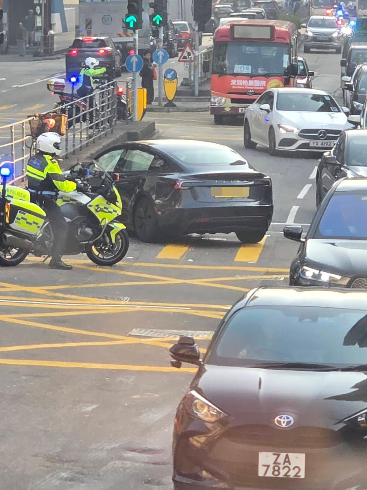油麻地果欄外發生車禍。(fb「車cam L(香港群組)」圖片)