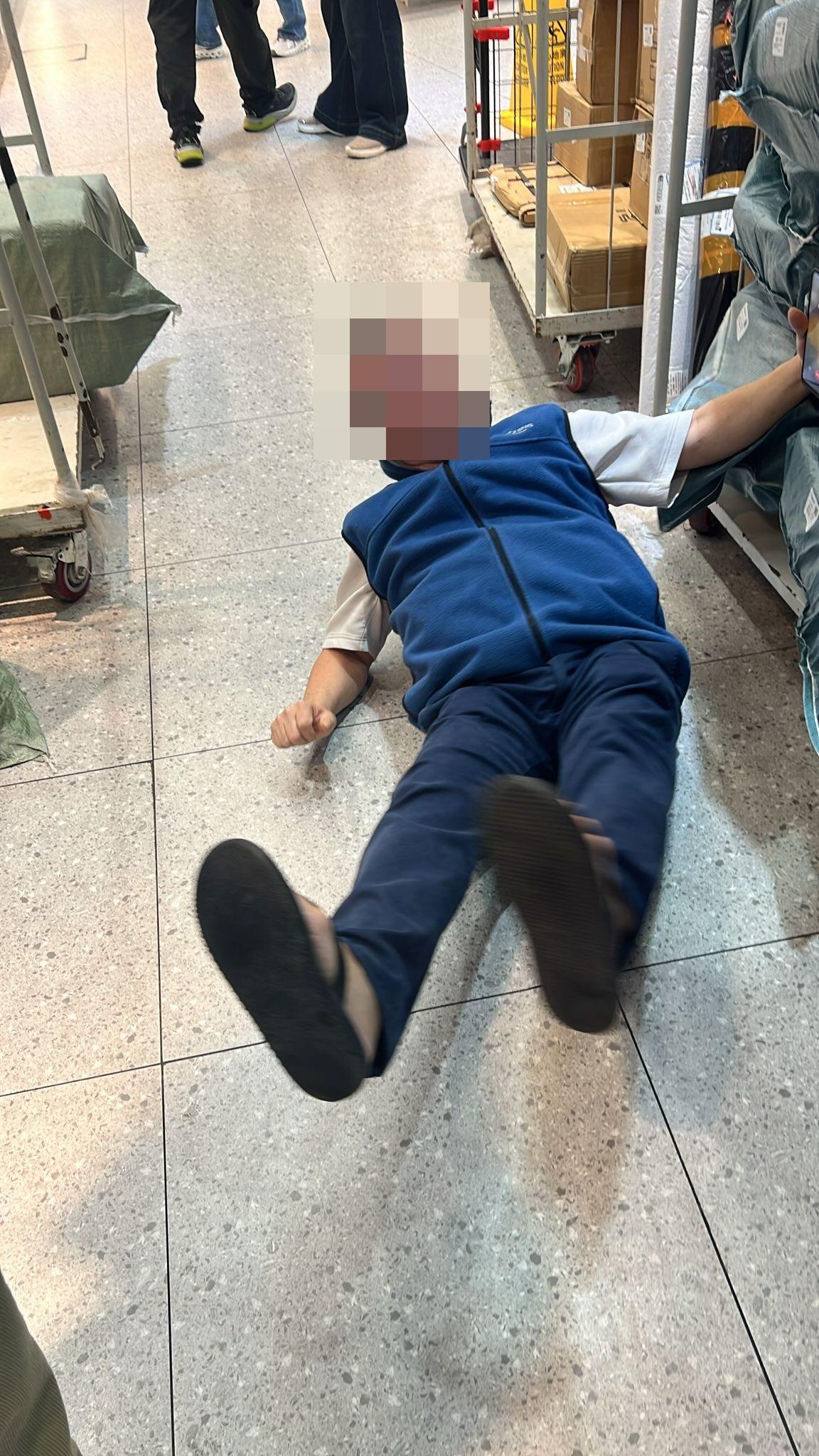 男子以「大字型」姿勢躺在地上。(Threads)