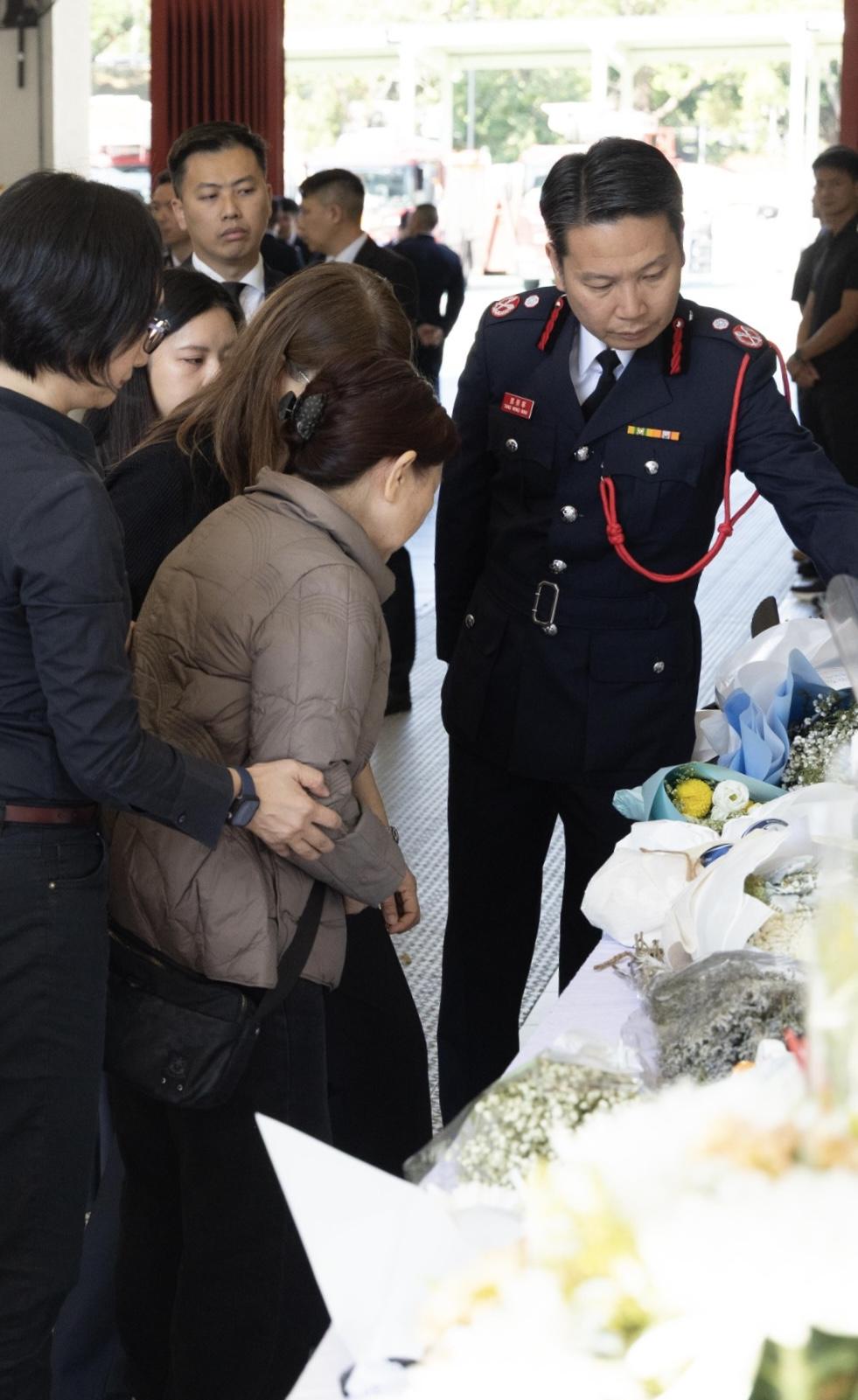 消防處今日向何偉豪追授消防隊目榮譽職銜