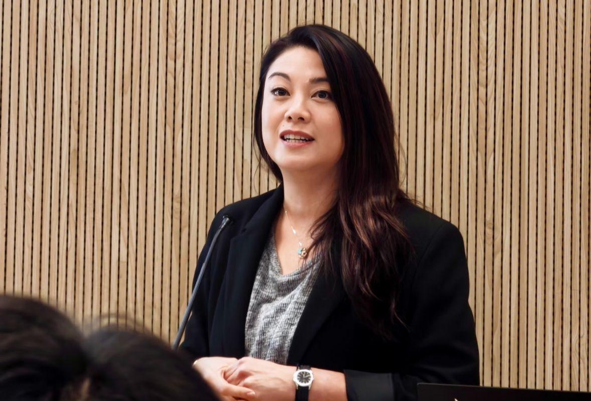 廖碧兒身穿外套配搭灰色T恤,打扮得非常低調。