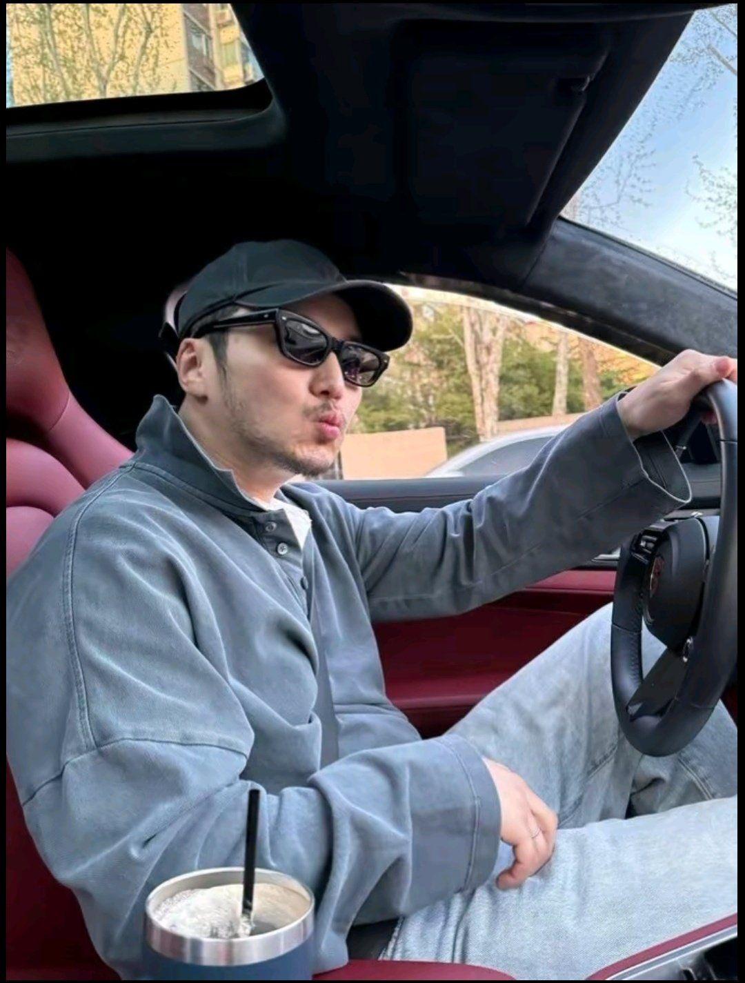 粉絲亦發現兩人在網上洩蜜,手上已有訂情戒指。