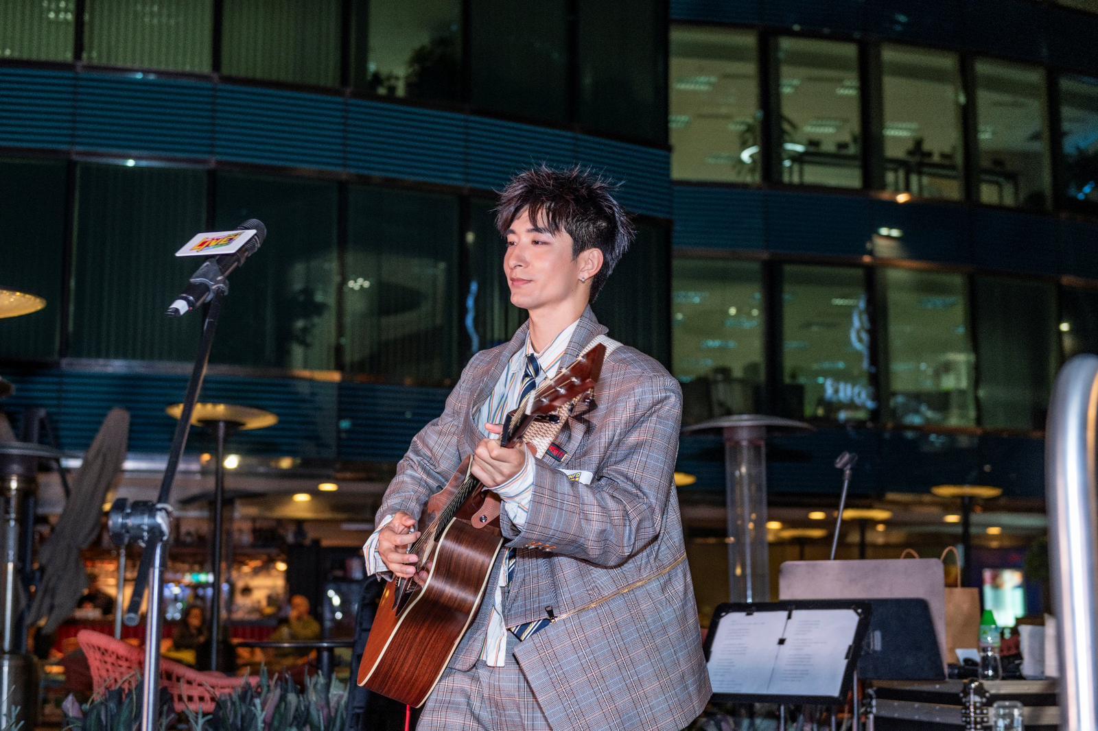 Aska彈結他自彈自唱。